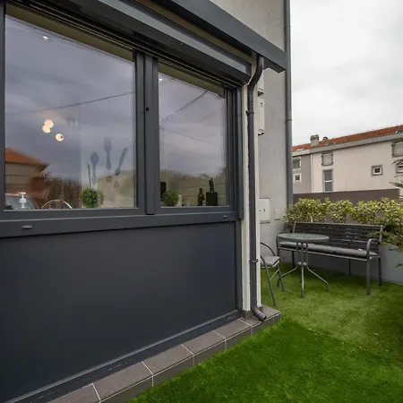 Luxury With Terrace شقة *