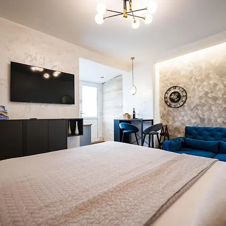 Luxury With Terrace شقة